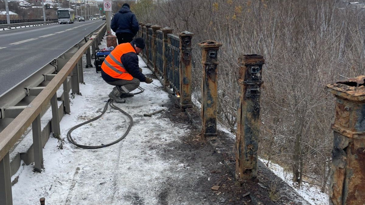 Во Владимире начали замену ограждения моста через Клязьму на временное