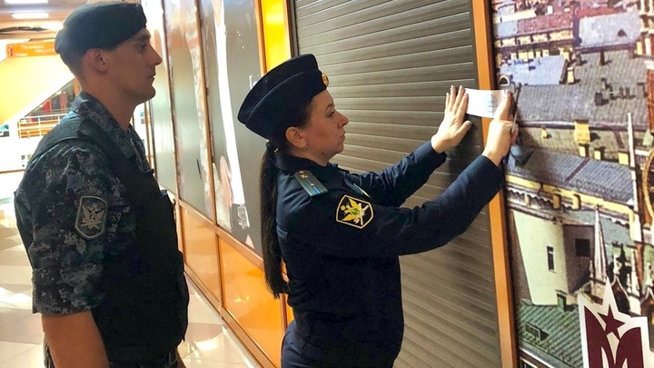 В Кемерове судебные приставы опечатали помещения и входы в ТРК «Променад-1»