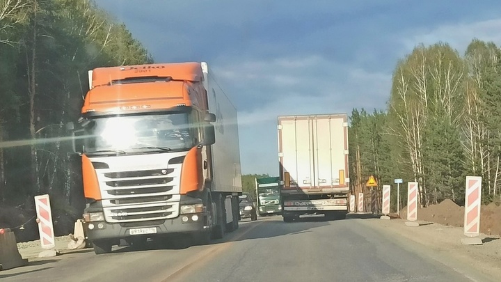 Автомобили встали в пробку на трассе М-5 Урал