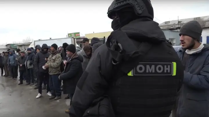 С вещами на выход: 20 мигрантов увезли из челябинского общежития