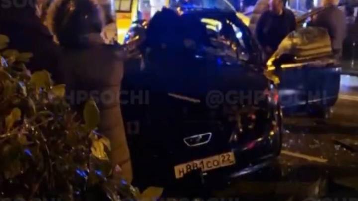 В Сочи легковушка протаранила рейсовый автобус