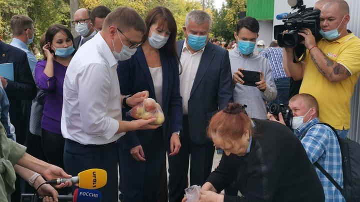 Алексей Текслер купил на рынке в Коркино яблок и облепихи