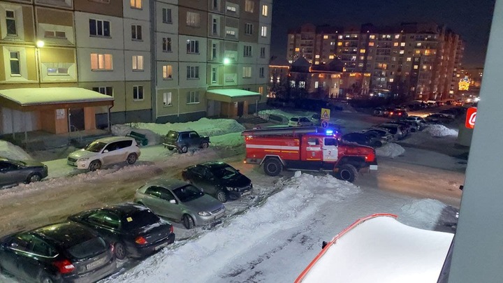 Пожарные и полицейские машины съехались к караоке-бару в Кемерове