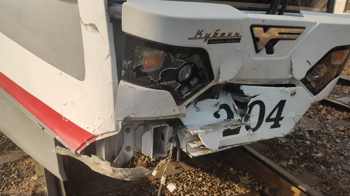 В Краснодаре пассажиры трамвая №4 опоздали на учёбу и работу из-за утреннего ДТП с легковушкой