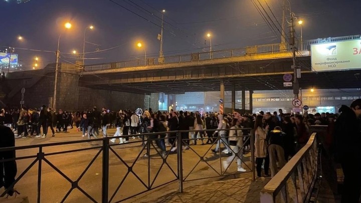 В Новосибирске после салюта 9 мая в метро началась давка