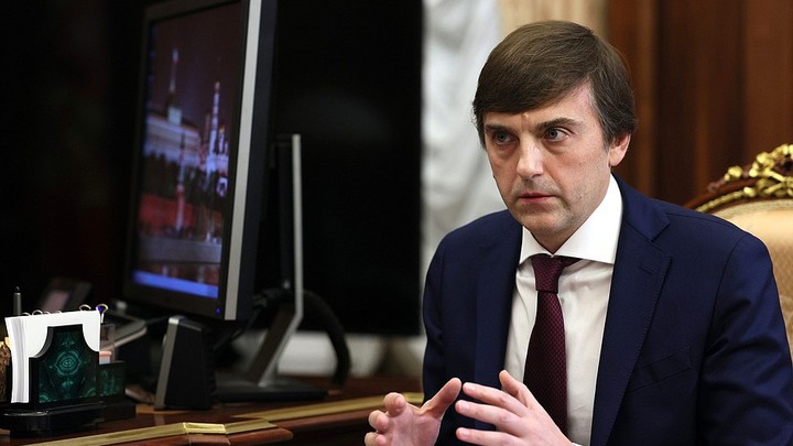 Глава Минпросвещения передал Путину написанную детьми книгу про Россию