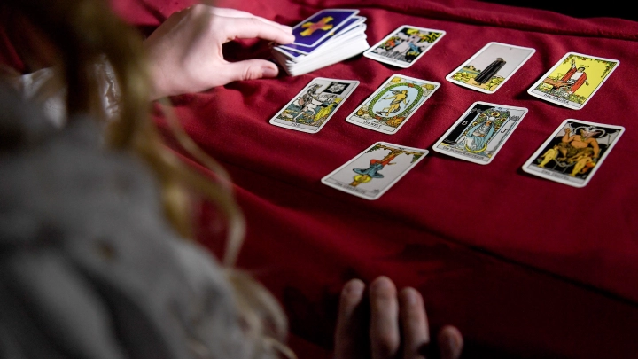 Визит депутата к тарологу обсудили в Госдуме. Клиент гадалки сказал прямо: Не думайте, что вы хитрее нас
