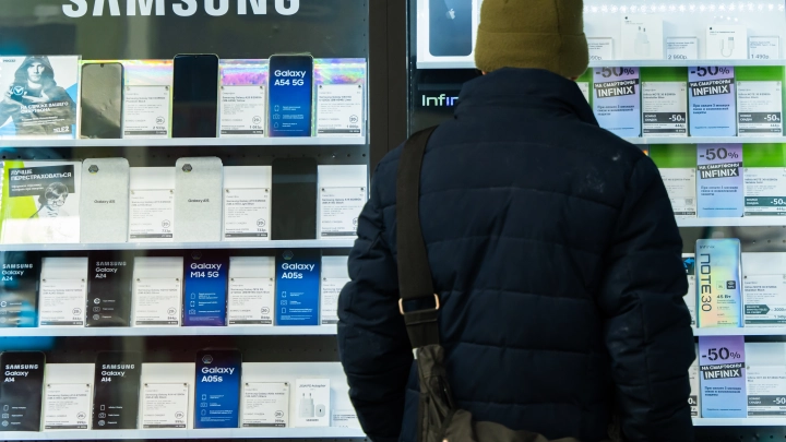 Экономист рассказал, на сколько подешевеют в России ноутбуки, смартфоны и планшеты