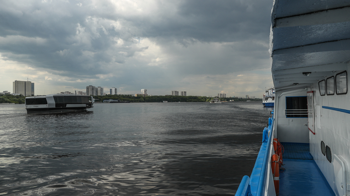 На круизном лайнере в Москве застряли 200 пассажиров: Люди ждут уже 20 часов - источник