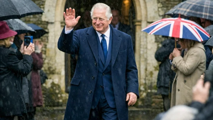 Расшифровано, что Трамп шептал Карлу III о Путине. Читали по губам