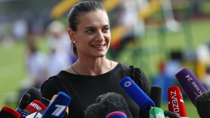 Елена Исинбаева отреклась от России. Но выгоду от башни Кремля имеет