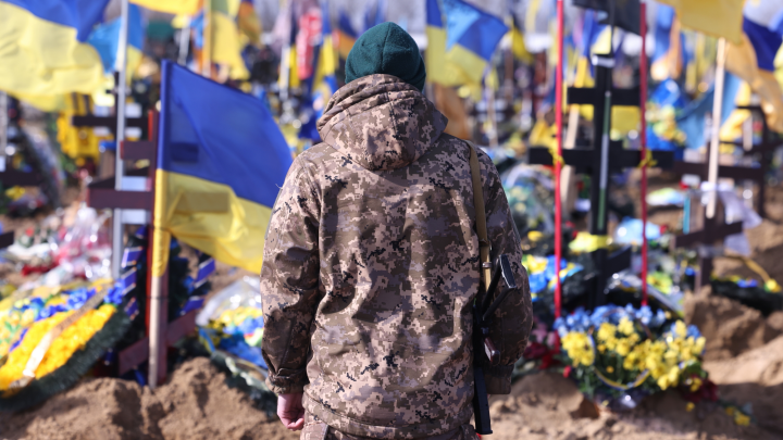 Это ужас просто: Впечатляющие кадры с военного кладбища в Кременчуге. На оператора нахлынули эмоции