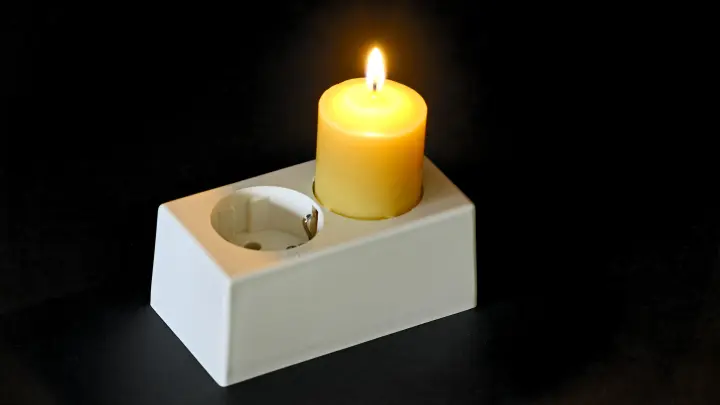 Сотни людей застряли в лифтах, транспорт парализован: Масштабный блэкаут поразил Чехию