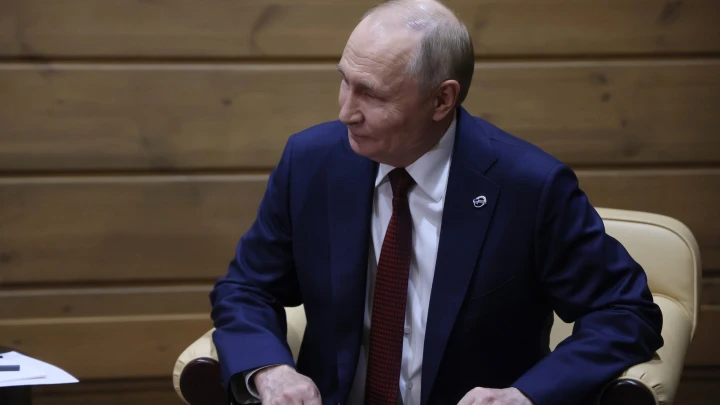 Ого, и такое было! Даже календарь с «горячими» студентками: Что дарили Путину на День рождения