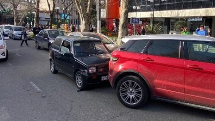 В Сочи потерявший сознание водитель Оки протаранил три машины