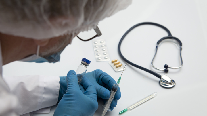 Если болит горло, массируйте косточку: Врач удивил советом