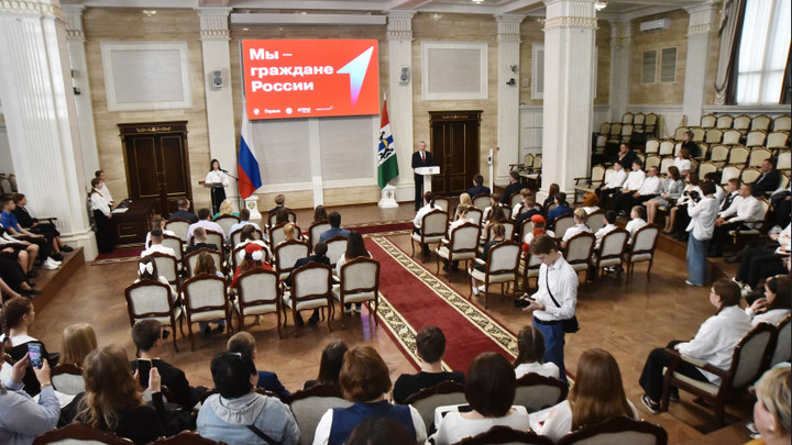 Накануне Дня России губернатор Андрей Травников вручил одним новосибирцам награды, а другим – паспорта