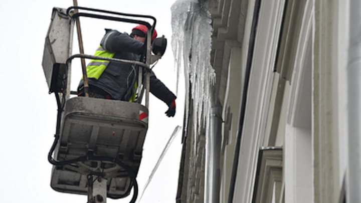 В Челябинской области на женщину с ребенком упала глыба льда с крыши