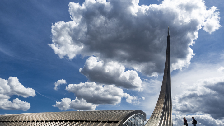 Реставраторы займутся памятником Покорителям космоса. Его высота превышает 100 метров