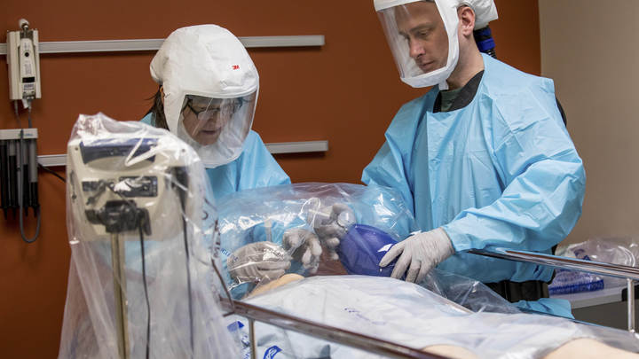 Кто за это заплатит?: Медбрат рассказал о последних словах умирающего от COVID-19