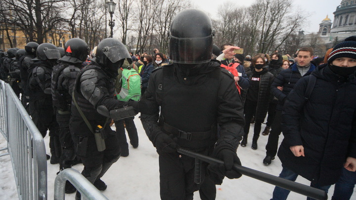 Полиция извинилась перед пострадавшей на несанкционированном митинге петербурженкой