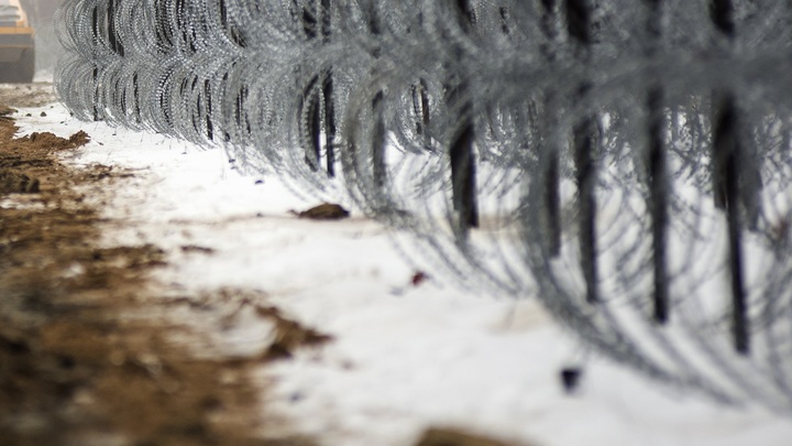 Копают рвы и угрожают: Что на самом деле происходит на границе с Украиной