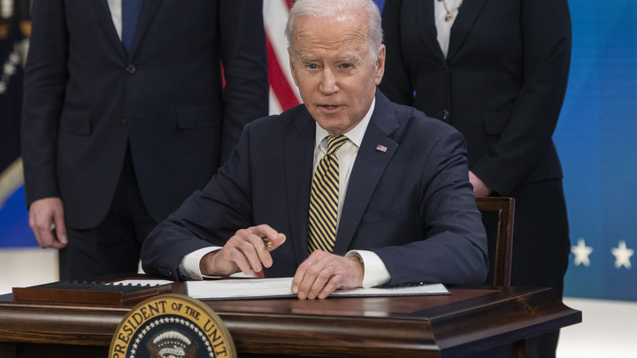 Песков напомнил Байдену, кто настоящий военный преступник