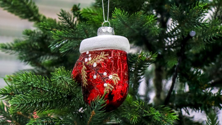 Юные запорожцы продолжают получать новогодние подарки