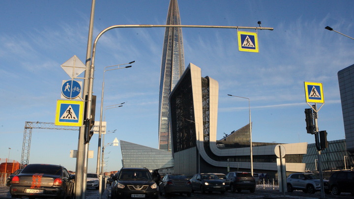 Мигранты устроили массовую драку у Лахта Центра. Разгоняли их люди в штатском