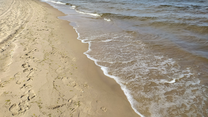 Пляжи Австрии закрыли из-за странных и вонючих шариков