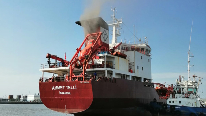 Из морского порта Темрюка из-за угрозы взрыва отбуксировали загоревшийся танкер