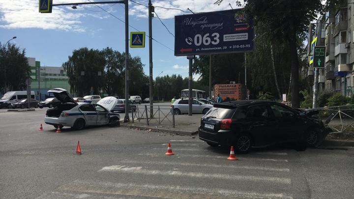 Полицейский автомобиль попал в ДТП на улице Немировича-Данченко: есть пострадавший
