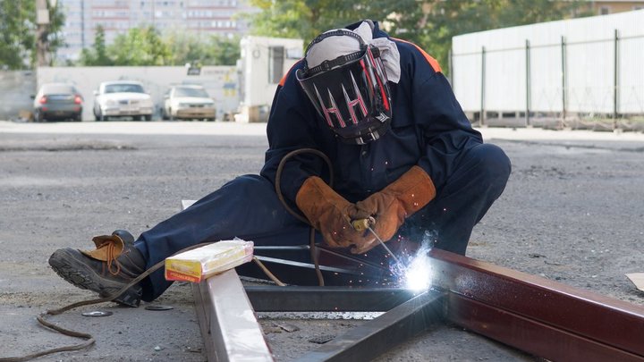 В Краснодаре кровлю в сгоревшем доме по улице Российской сделают до середины октября