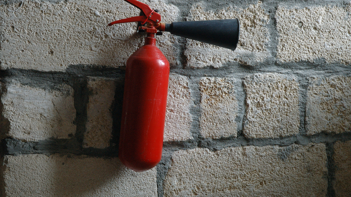 Украинский священник пытался отбить храм от раскольников ПЦУ при помощи огнетушителя