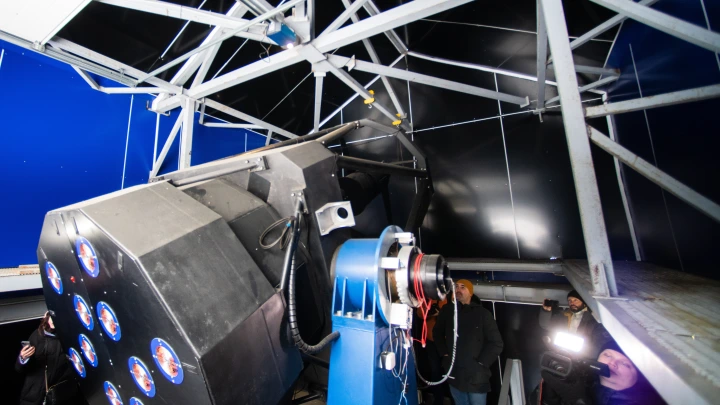 Астронавты застряли в космосе: корабль столкнулся с неизвестным объектом