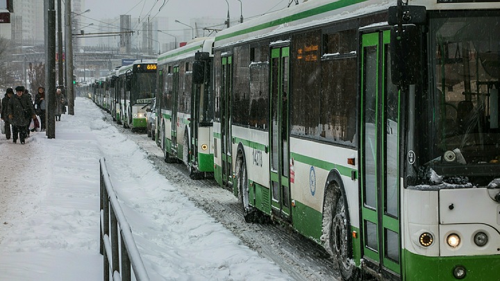 В Самаре пассажиры вытолкали застрявший автобус