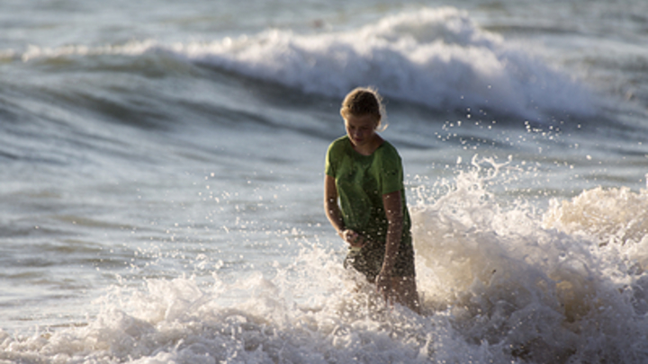 Врачи пока молчат, но воздержитесь от купания: Чёрное море стало коричневым
