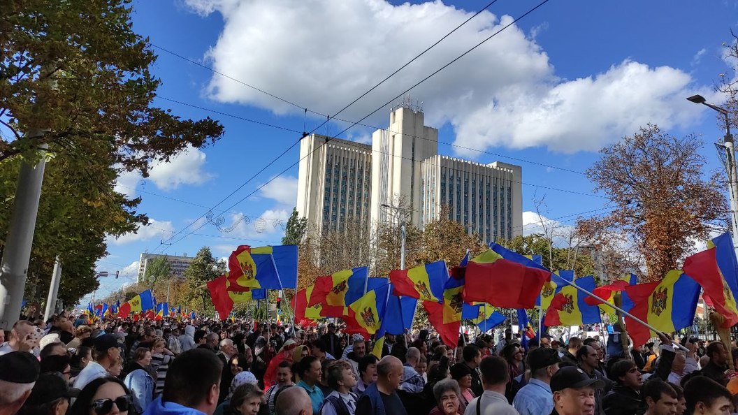 Население кишинева. Митинг. Митинг в Кишиневе. Митинг за мир. Протесты в Молдавии.