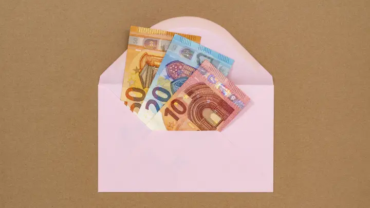 Налог на розовое добрался до России. Почему женщинам приходится платить больше даже за лекарства?