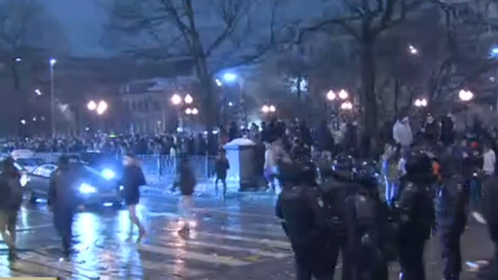 Авто из ФСБ попало под бомбардировку снежками. Водителю выбили глаз