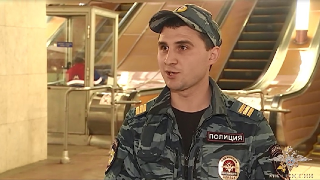 В Москве полицейский спас упавшего на рельсы метро пенсионера В Москве полицейский спас упавшего на рельсы метро пенсионера