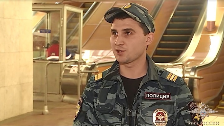 В Москве полицейский спас упавшего на рельсы метро пенсионера