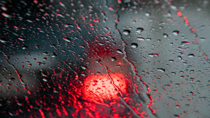 Сочи тонет. К такому не были готовы: улицы превратились в реки, движение ограничено, машины уносит потоками воды