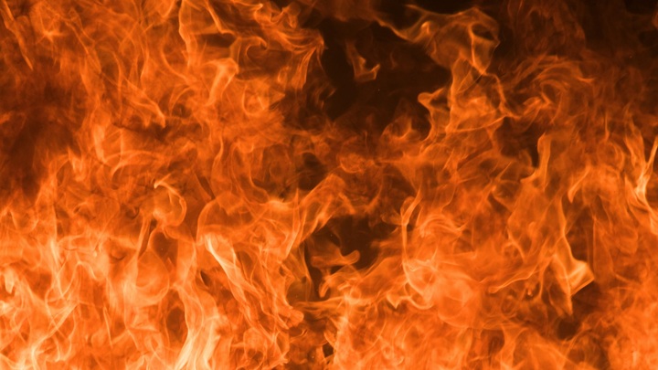 Возле горящего рынка в Ростове-на-Дону толпа: Торговцы пытаются спасти товар