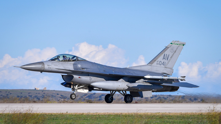 Как Киев потерял первый истребитель F-16 и самого лучшего лётчика ВСУ. Версия Сырского