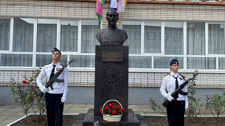 В противовес мнению общественности в Краснодаре все-таки открыли еще один памятник Дзержинскому