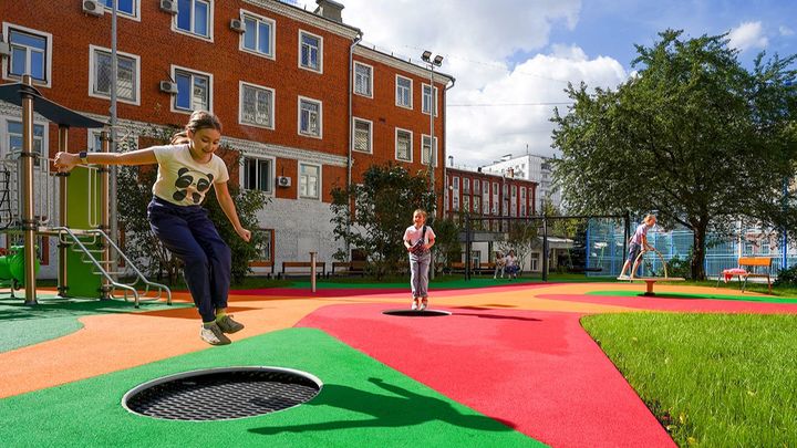 Более 120 территорий школ и садиков в Москве благоустроят в 2024 году