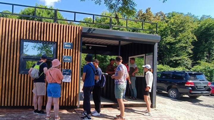 В Сочи из-за ремонта дороги закрыли проезд к Орлиным скалам