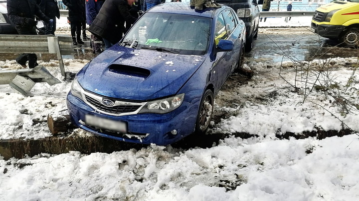 В Сочи автоледи на иномарке врезалась в отбойник и сломала обе ноги