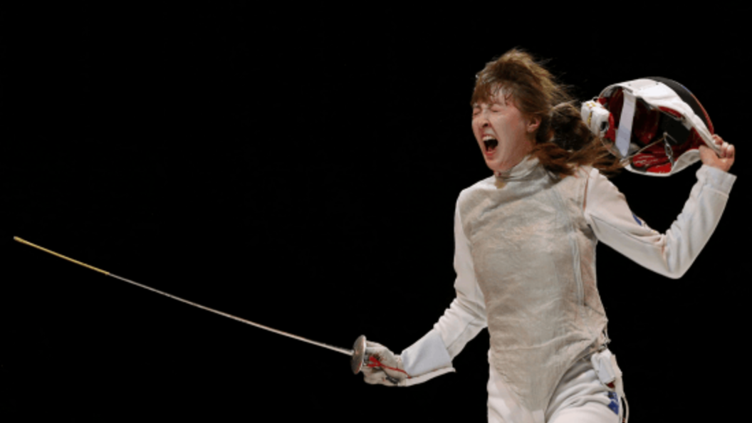 спортсменка с рапирой в руке на соревнованиях